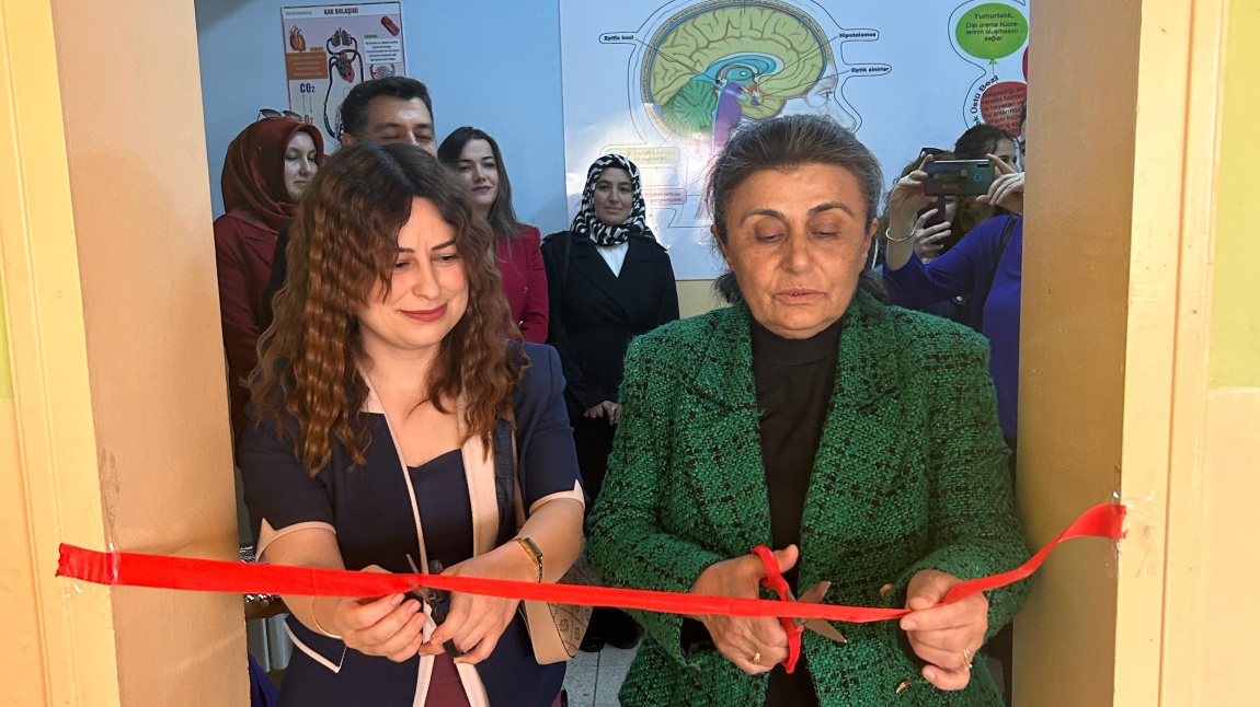 Okulumuzda Avukat Özge İrem Solak Anısına Kütüphane Açıldı